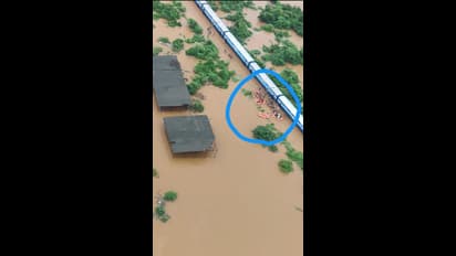 मुंबई के पास बदलापुर में नौ सेना और एनडीआरएएफ ने पानी में फंसी ट्रेन से बचाए 900 लोग, 11 घंटे से फंसे थे पानी के बीच