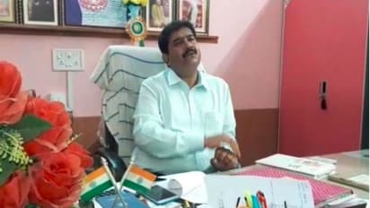 ছাত্রের স্টাইলে আপত্তি, কাঁচি হাতে নিজেই চুল ছাঁটলেন প্রধান শিক্ষক