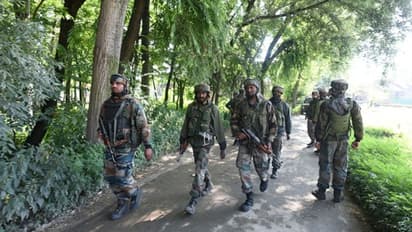 ফের পুলওয়ামার মতো হামলার হুমকি! গোপন বৈঠক ডোভালের, তারপরই উপত্যকায় বাড়ল নিরাপত্তা