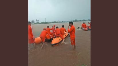অবশেষে বন্যায় আটকে থাকা মহালক্ষ্মী এক্সপ্রেসের হাজারেরও বেশি যাত্রীকে উদ্ধার করা গেল