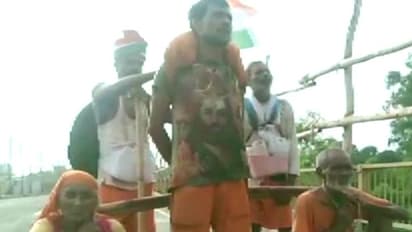 कांवड़ में माता-पिता को बैठाकर तीर्थयात्रा करा रहे हैं कलियुग के श्रवण कुमार