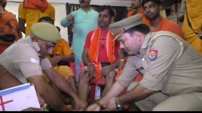 योगी के राज में कुछ इस तरह कांवड़ियों की सेवा कर रही है यूपी पुलिस