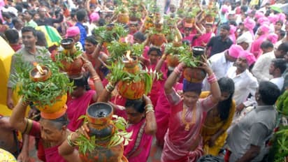Lal Darwaza Bonalu: హైదరాబాద్‌లో బోనాల సందడి.. లాల్‌ద‌ర్వాజా అమ్మ‌వారికి బోనం స‌మ‌ర్పించిన పీవీ సింధు