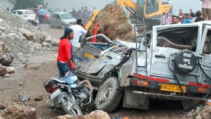 তীর্থযাত্রা কেড়ে নিল প্রাণ, গাড়ির মাথায় বোল্ডার পড়ে মৃত ২