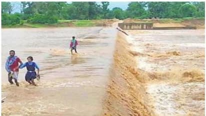 अनपढ़ ना रह जाएं बच्चे, इसलिए पिता करते हैं ये खतरनाक काम