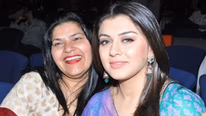 பிரபல நடிகைகள் அம்மாவுடன் எடுத்துக்கொண்ட மிக அழகிய புகைப்படங்கள்..!