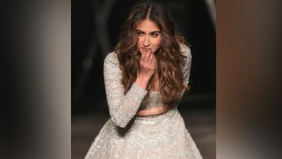 ফ্যাশন র‌্যাম্প-এ সারা আলি খান, দর্শক আসনে কার্তিক, দেখুন সারার তাক লাগানো র‌্যাম্প ওয়ার্ক ভিডিও