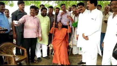 सावन के झूले देखकर केन्द्रीय मंत्री को याद आया बचपन