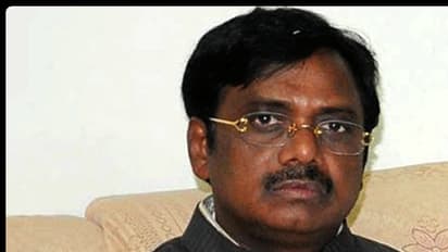 క్రికెట్లోకి కల్వకుంట్ల కవిత ఎంట్రీ.... అజారుద్దిన్-కేటీఆర్ ల మధ్య ఒప్పందం: వివేక్