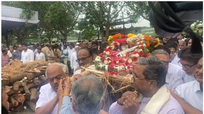 ಅಗಲಿದ ಆತ್ಮೀಯ ಗೆಳೆಯನಿಗೆ ಹೆಗಲು ಕೊಟ್ಟ ರಮೇಶ್ ಕುಮಾರ್, ಸಿದ್ದರಾಮಯ್ಯ