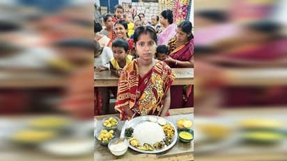 ছবি তুলতে পঞ্চব্যঞ্জন, ক্যামেরা সরতেই গর্ভবতীরা পেলেন ডিম ভাত