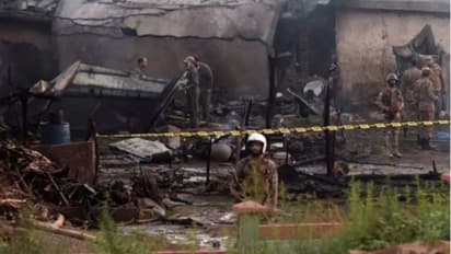 പാക്കിസ്ഥാന്റെ സൈനിക വിമാനം തകര്ന്ന് 17 പേര് മരിച്ചു