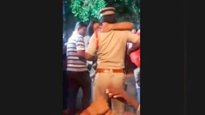 মদ্যপ অবস্থায় পুলিশকে চুমু খেয়ে শ্রীঘরে যুবক, ভিডিও ভাইরাল সোশ্যাল মিডিয়ায়