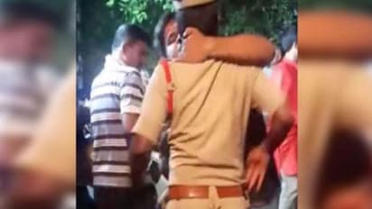 बीच रास्ते पुलिसवाले को कर लिया KISS, सीधे पहुंचा थाने