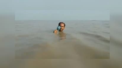 গলা সমান জলে দাঁড়িয়ে লাইভ রিপোর্টিং, সোশ্যাল মিডিয়ায় প্রশংসিত পাক সাংবাদিক