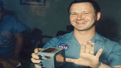 ಚಂದ್ರನ ಮಣ್ಣು ತಂದವನೊಬ್ಬ, ಮುಟ್ಟಿದವ ಮತ್ತೊಬ್ಬ: ಫೋಟೋಗ್ರಾಫರ್ ಅಬ್ಬಬ್ಬ!