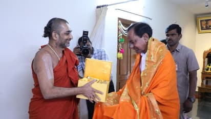 చినజీయర్ స్వామితో కేసీఆర్ భేటీ: మూడుగంటలపాటు మంతనాలు