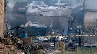 ಜನವಸತಿ ಪ್ರದೇಶದಲ್ಲಿ ಪಾಕ್ ಸೇನಾ ವಿಮಾನ ಪತನ, 19 ಜನರ ಸಾವು!