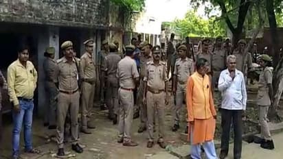 कुलदीप सिंह सेंगर के गांव में पुरुष छोड़ने लगे हैं घर