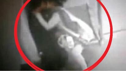 மெட்ரோ ஸ்டேஷனில் இளம் ஜோடி கசமுசா... பிட்டு வெப்சைட்டில் வீடியோ அப் லோட் பண்ணிய ஆசாமி... டெல்லியில் பரபரப்பு!!