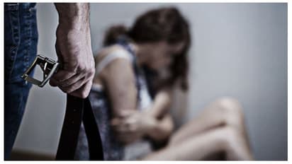 ఫోన్ కొనివ్వలేదని, కత్తితో ఒళ్లంతా గాట్లు: హింసించి భార్యను చంపిన భర్త