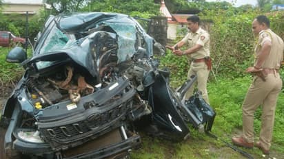 மரத்தில் கார் மோதி விபத்து... ஒரே குடும்பத்தை சேர்ந்த 7 பேர் உடல் நசுங்கி உயிரிழப்பு..!