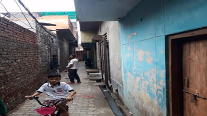 मोदी जी और योगी जी बदल दो गली का नाम, नहीं है ये पाकिस्तान में