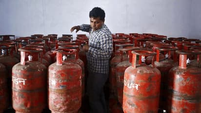 சரசரவென உயர்ந்த எரிவாயு சிலிண்டர் விலை... அதிர்ச்சியில் பொதுமக்கள்..!