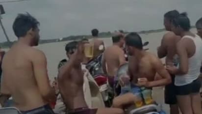 नहर में बह रही थी शराब की बोतलें, नशेड़ियों ने काटी मौज