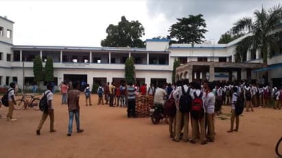 ছাত্রদের ক্লাস থেকে বের করে ছাত্রীদের সঙ্গে অশালীন আচরণ! অভিযোগ স্কুলের প্রধান শিক্ষকের বিরুদ্ধে