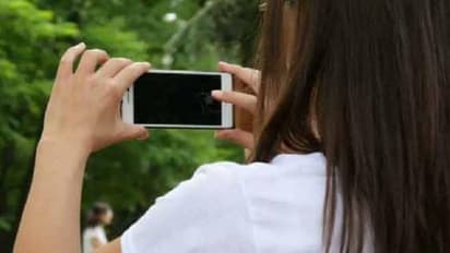 बेटी ने बनाया पिता और उसकी प्रेमिका का वीडियो, जानें फिर क्या हुआ