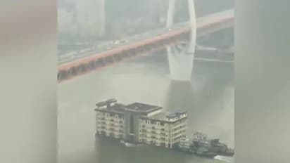 ನದಿಯಲ್ಲಿ ತೇಲಿ ಹೋದ 5 ಮಹಡಿ ಕಟ್ಟಡ: ಅಚ್ಚರಿ ಮೂಡಿಸಿದೆ ವಿಡಿಯೋ!