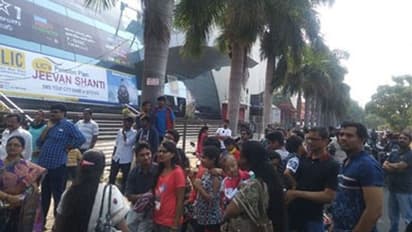 ఐమాక్స్ లో ప్రేక్షకుల ఆందోళన!