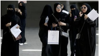 സൗദി സ്ത്രീകള്ക്ക് ഇനി യാത്ര ചെയ്യാൻ പുരുഷന്റെ അനുമതി വേണ്ട: സുപ്രധാന തീരുമാനം