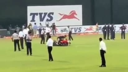 ಸರಣಿ ಗೆದ್ದು ಸಂಭ್ರಮಾಚರಣೆ; ಬೈಕ್‌ನಿಂದ ಬಿದ್ದ ಲಂಕಾ ಕ್ರಿಕೆಟಿಗ!
