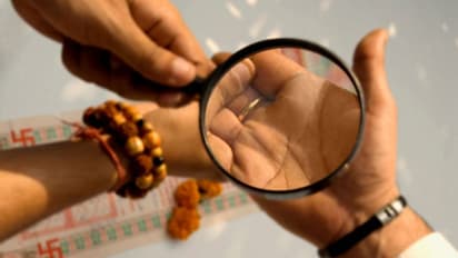 হাতের রেখায় তারা চিহ্ন, জেনে নিন শুভ না অশুভ