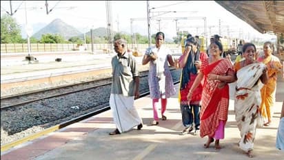 திருடனைப் பிடிக்க முயன்ற இளைஞர் ! ஓடும் ரயிலில் இருந்து விழுந்து உடல் துண்டாகி பலி !!