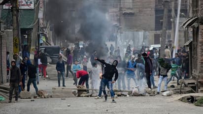 ৩৭০ ধারা হয়েছে বাতিল, পাথর ছোড়ার ঘটনা কি কমেছে, কী বলছে সরকারি পরিসংখ্যান