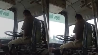 இடது கையில் ஸ்டியரிங்... வலது கையில் செல்போனில் வாட்ஸ் அப்... அரசு பேருந்து ஓட்டுநர் அதிரடி சஸ்பெண்ட்..!