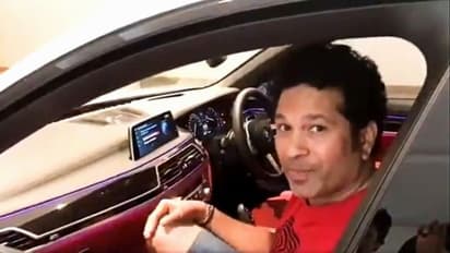 সওয়ারি সচিন, নেই কোনও ড্রাইভার! কে করল গাড়ি পার্ক, মিস্টার ইন্ডিয়া নাকি - দেখুন ভিডিও