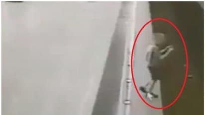 മൊബൈലില് നോക്കി നടന്ന് റെയില്വേ ട്രാക്കില് വീഴുന്ന ഒമ്പതു വയസ്സുകാരന്; വീഡിയോ