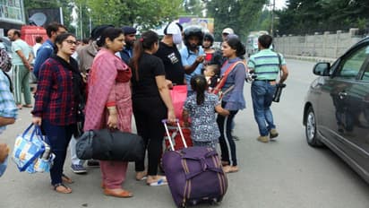 ভয়ের গ্রাসে গোটা কাশ্মীর উপত্যকা, ফিরে আসতে মরিয়া পর্যটকরা