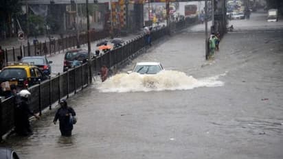 पानी-पानी हुई मुंबई, घरों से बाहर न निकलने की सलाह