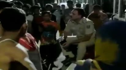 পুলিশের উপর চড়াও এলাকার বাসিন্দারা, শূন্যে গুলি করে চম্পট কনস্টেবলের