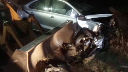 அசுர வேகத்தில் வந்த 2 கார்கள் நேருக்கு நேர் மோதல்... அரசுப் பள்ளி ஆசிரியை உள்பட 3 பேர் பலி..!