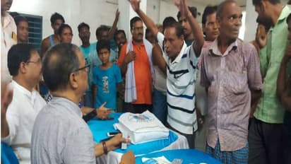 জনতার ক্ষোভেও মুখে হাসি, রুটি- আলুভাজা খেয়ে গ্রামেই রাত কাটালেন শ্রম মন্ত্রী