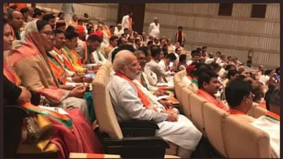 ബിജെപി എംപിമാരെ അച്ചടക്കം 'ക്ലാസെടുത്ത്' പഠിപ്പിച്ച് മോദി