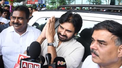 భీమవరం పర్యటనకు బయల్దేరిన పవన్ కల్యాణ్ (ఫోటోలు)