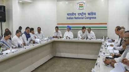 जानें कैसे जम्मू- कश्मीर को लेकर अपने ही घर में 'बंट' गई कांग्रेस