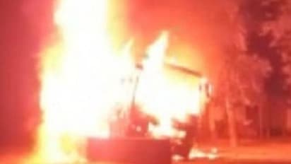 आग का गोला बनी चलती बस, सात लोगों के मौत